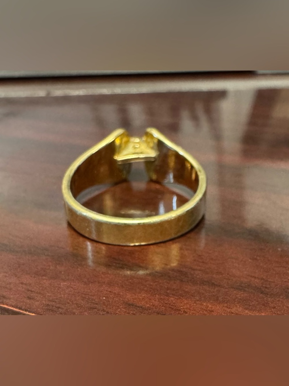 Vintage Avon Ring—Sz. 7, GoldTone, 1 Clear Bezel Set Stone, “Pinched” Setting - Picture 6 of 8